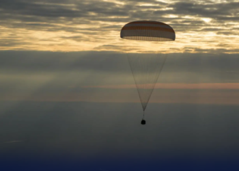 بین الاقوامی خلائی اسٹیشن سے دو روسی اور ایک امریکی خلاباز بخیریت زمین پر واپس آگئے