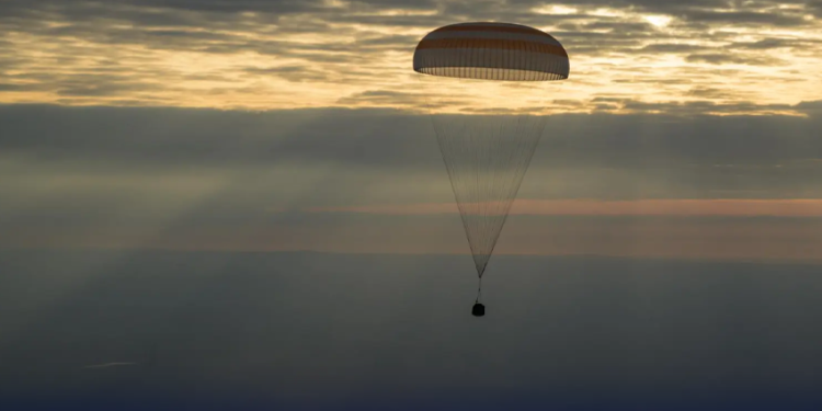 بین الاقوامی خلائی اسٹیشن سے دو روسی اور ایک امریکی خلاباز بخیریت زمین پر واپس آگئے